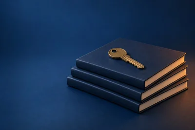 Ключ на стопке закрытых книг