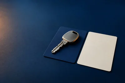 Две карты, на одной ключ от автомобиля
